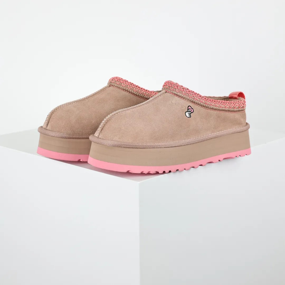 Copy price 💰560 Core recommendation of good price 5cm thick sole, independently developed original outsole, cashmere insole, keeping warm in winter, suitable for home use. In the new year, uug launched a style series, which is partially geared towards the preferences of young consumers. It has also moved to the forefront of fashion trends. Shoe body material, water-repellent coated suede upper, 17 mm UGGPURE™ implanted wool insole, lightweight non-slip and comfortable rubber outsole, with brand LOGO and trademark, with full package Size: 35 36 37 38 39 40
